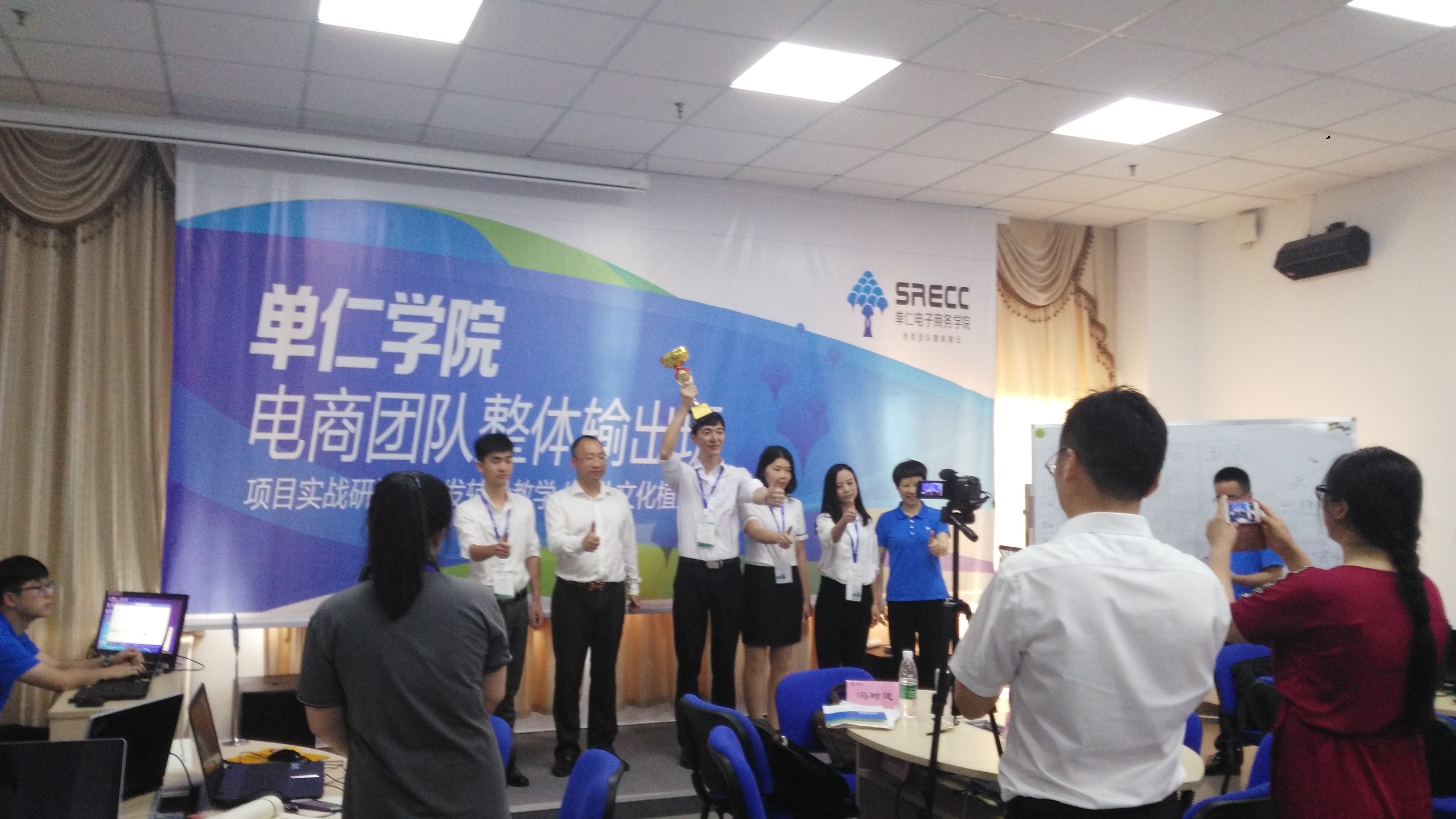 六月是奮斗的子日，燦源裝飾一直在學(xué)習(xí)進步