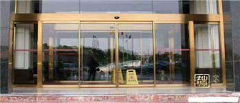 孕婦伸腳絆倒4歲男童,罪魁禍?zhǔn)资情T簾 淺談南寧餐飲會所裝修 門的選擇