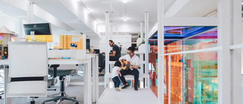 現(xiàn)代簡(jiǎn)約辦公室裝修設(shè)計(jì)典范  集現(xiàn)代、簡(jiǎn)約和科技感為一體