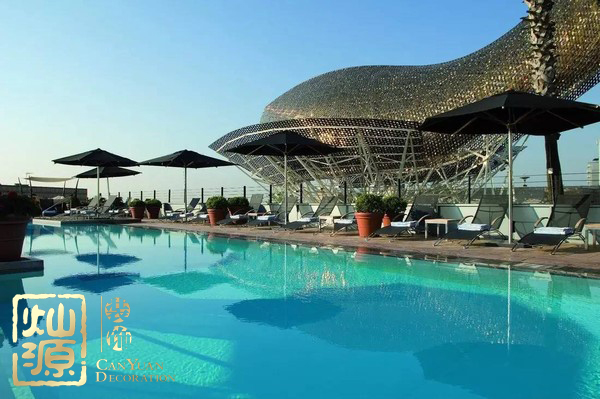 全球首個無邊泳池即將開建 屋頂泳池或?qū)⒊蔀槁玫晷聦? /> 
</p>
<p style=