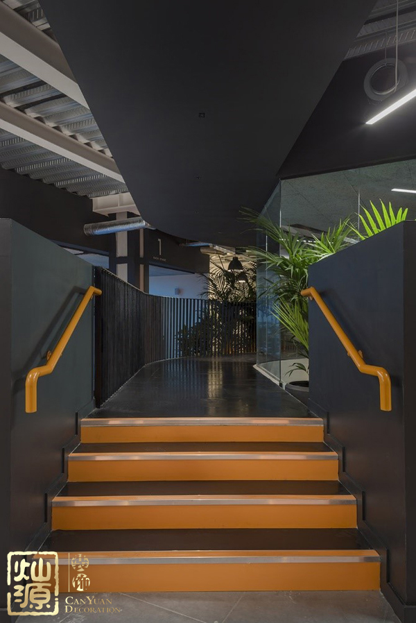 國外廣告公司裝修效果 展示工業(yè)風與媒體元素的天生兼容