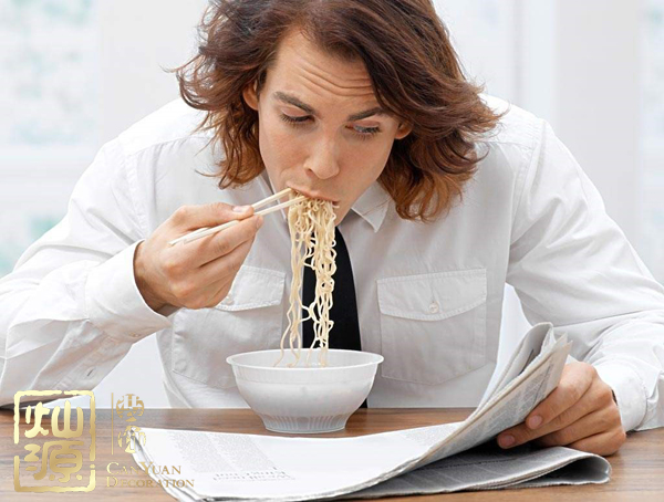 吃酸辣粉被罰款20元 南寧辦公室設置休閑用餐區(qū)逐漸成為必要